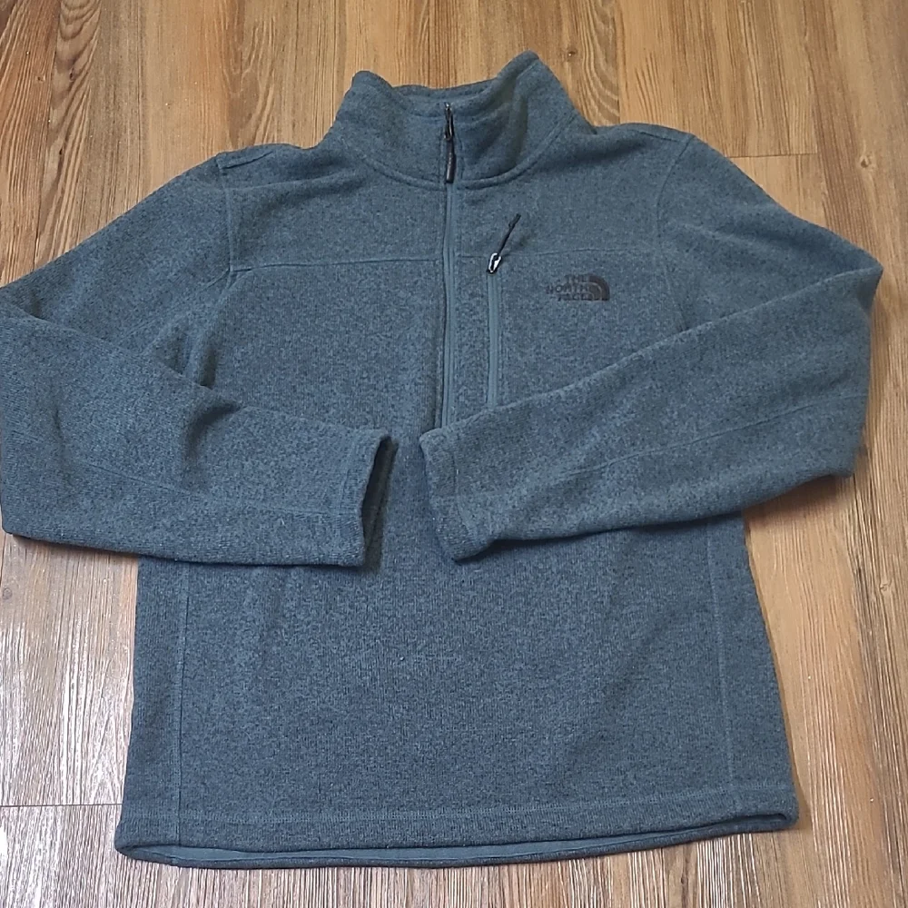 The North Face Gray Fleece Jacket for men colo blue zise m used good condition.